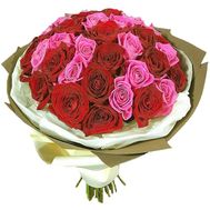 35 червоних і рожевих троянд в букеті