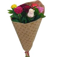 Невеликий букет різнокольорових троянд