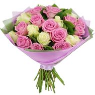 Ніжний букет з білих і рожевих троянд