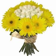 Букет квітів із 17 троянд і 10 гербер