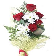 Букет із 5 троянд і 2 хризантем