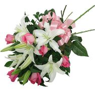 Букет квітів із 7 троянд і 2 лілії