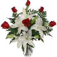 Букет квітів із 6 роз і 1 лілії