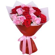 Букет із 19 різнокольорових троянд
