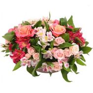 Кошик з 10 троянд і 7 альстромерій