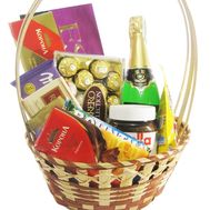 Подарункова корзина з цукерками і шампанським