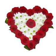 Серце з троянд і хризантем