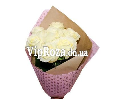 Невеликий букет з білих троянд