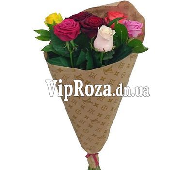 Невеликий букет різнокольорових троянд