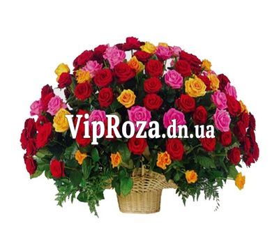 Кошик з 101 різнобарвною троянди