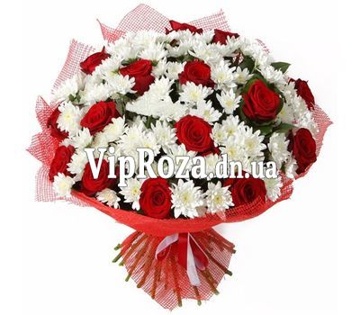 Букет квітів із 15 троянд і 12 хризантем
