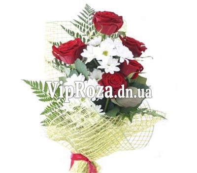 Букет із 5 троянд і 2 хризантем