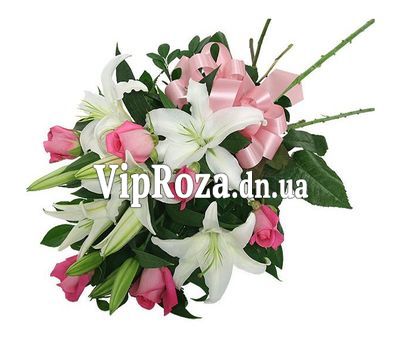 Букет квітів із 7 троянд і 2 лілії