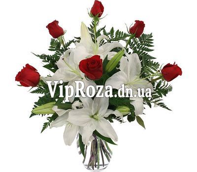 Букет квітів із 6 роз і 1 лілії