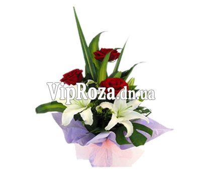 Букет квітів із 3 троянд і 1 лілії