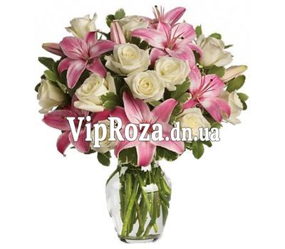 Букет квітів із 13 троянд і 2 лілій