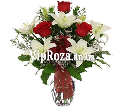 Букет квітів із 3 троянд і 2 лілій