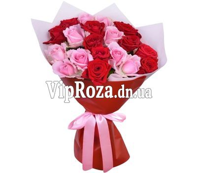 Букет із 19 різнокольорових троянд