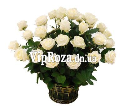 Кошик з 29 білих троянд