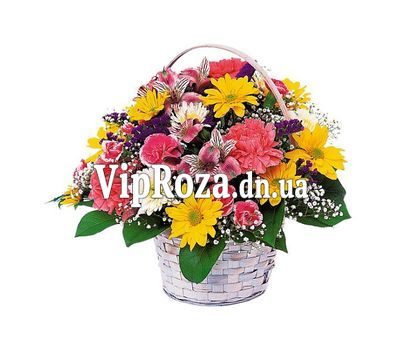 Кошик квітів з 4 хризантем, 5 троянд, 5 гвоздик і 3 альстромерій