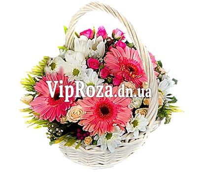 Кошик квітів з 5 хризантем, 3 гербер та 5 троянд