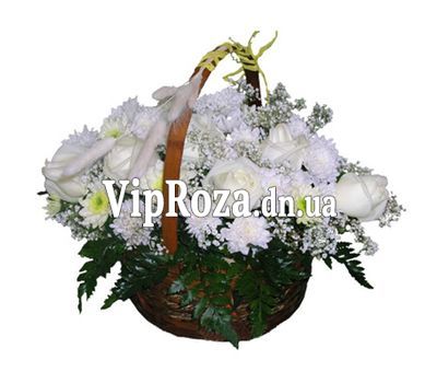 Кошик квітів з 7 троянд і 10 хризантем