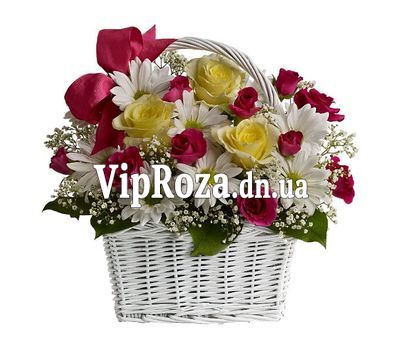 Кошик квітів з 8 хризантем і 11 троянд