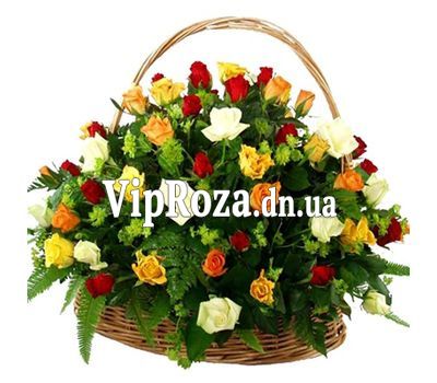 Кошик з 51 різнобарвною троянди