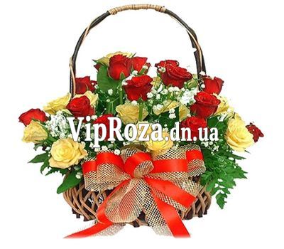 Кошик з 25 різнокольорових троянд