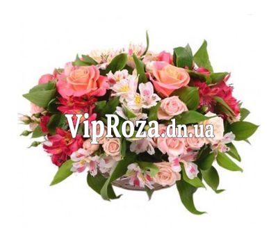 Кошик з 10 троянд і 7 альстромерій
