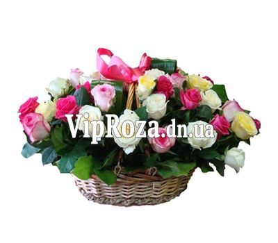 Кошик з 35 різнокольорових троянд