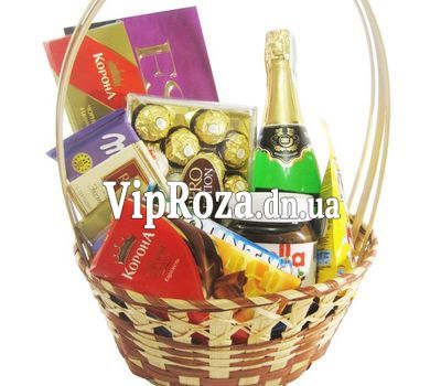Подарункова корзина з цукерками і шампанським