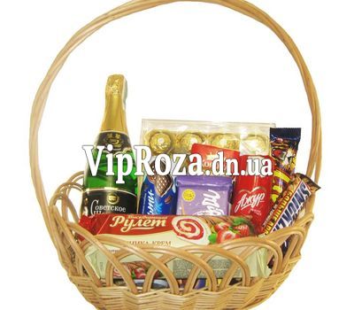 Подарункова корзина з солодощами