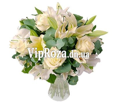 Букет квітів із 5 троянд і 4 лілії